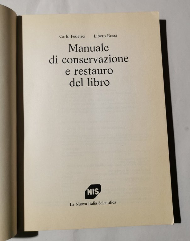 Manuale di conservazione e restauro del libro