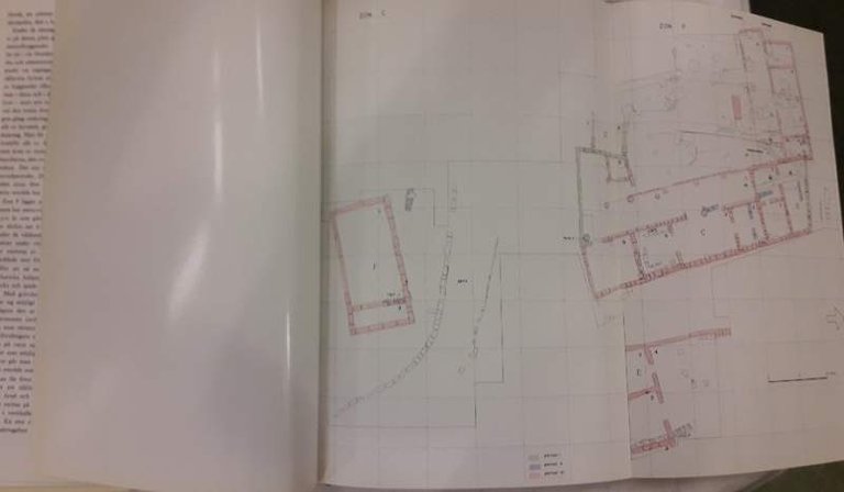 MED KUNGEN PA ACQUAROSSA-DEN ARCHOLOGISKA UTGRAVNINGEN AV EN ETRUSKISK STAD( …