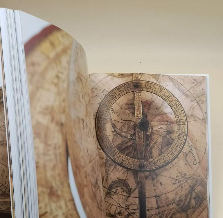 THE ART AND HISTORY OF GLOBES(2014)