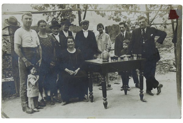 FAMIGLIA CONTADINA: BRINDISI SOTTO IL PERGOLATO [Cartolina vintage, vera foto]