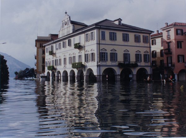 VERBANIA ALLAGATA: PIAZZA DEL MUNICIPIO, VERA FOTO A COLORI.