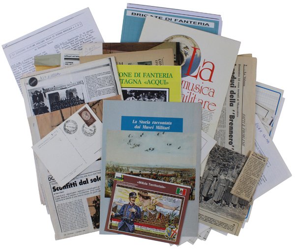 MILITARIA: LOTTO DI VARIO MATERIALE A STAMPA.