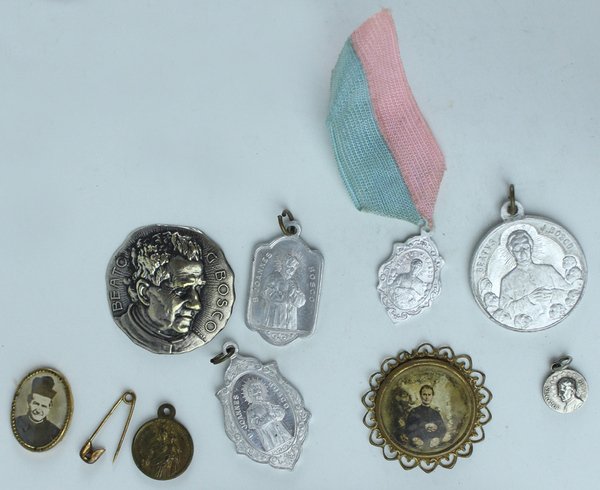 BEATO/SANTO GIOVANNI BOSCO: 9 antiche madagliette religiose oggettini ricordo