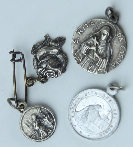 SANTA RITA DA CASCIA: ANTICA PLACCA DORATA E 4 MEDAGLIETTE …