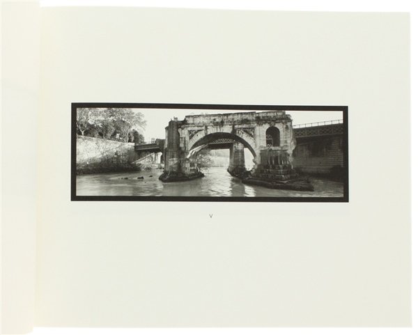 ROMA - UNA SERENA DRAMMATICITA'. 15 fotografie di Antonio Ioli.