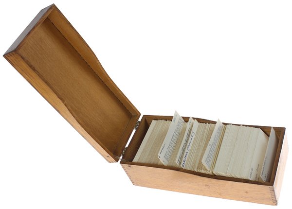 CASSETTA SCHEDARIO CON 700 SCHEDE DI OPERE BIBLIOGRAFICHE DI REFERENZA. | Immagine principale