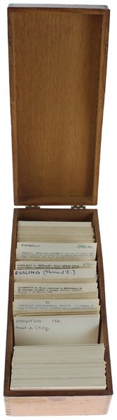 CASSETTA SCHEDARIO CON 700 SCHEDE DI OPERE BIBLIOGRAFICHE DI REFERENZA. | Immagine Gallery 2