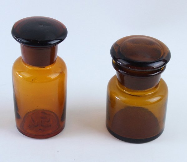 DUE ANTICHE BOCCETTE IN VETRO AMBRA con tappi smerigliati. | Immagine Gallery 4