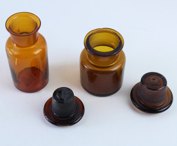 DUE ANTICHE BOCCETTE IN VETRO AMBRA con tappi smerigliati. | Immagine Gallery 2