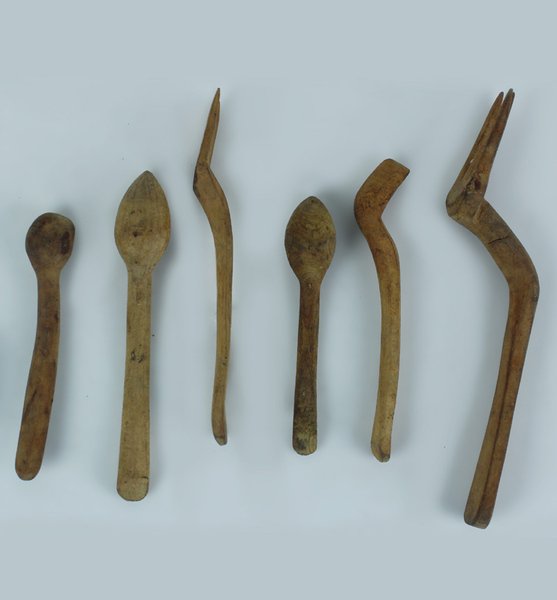 LOTTO DI 6 POSATE VINTAGE IN LEGNO INTAGLIATO A MANO. | Immagine Gallery 1