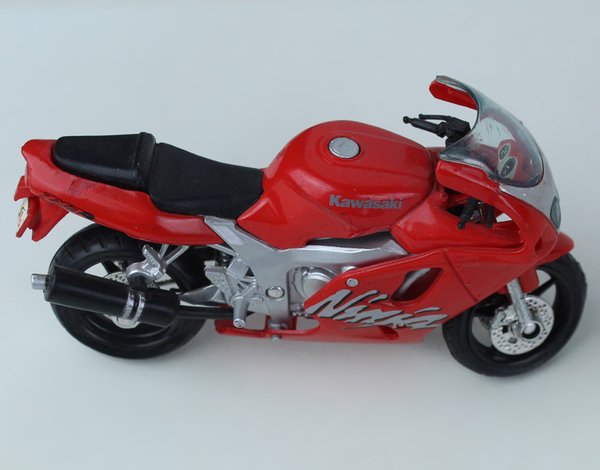 KAWASAKI NINJA ZX 7R MODELLINO MAISTO scala 1:18 lunghezza cm …