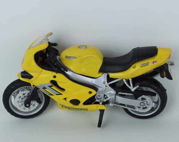 MOTO TRIUMPH 600 MODELLINO MAISTO scala 1:18 lunghezza cm 12