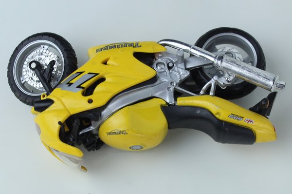 MOTO TRIUMPH 600 MODELLINO MAISTO scala 1:18 lunghezza cm 12