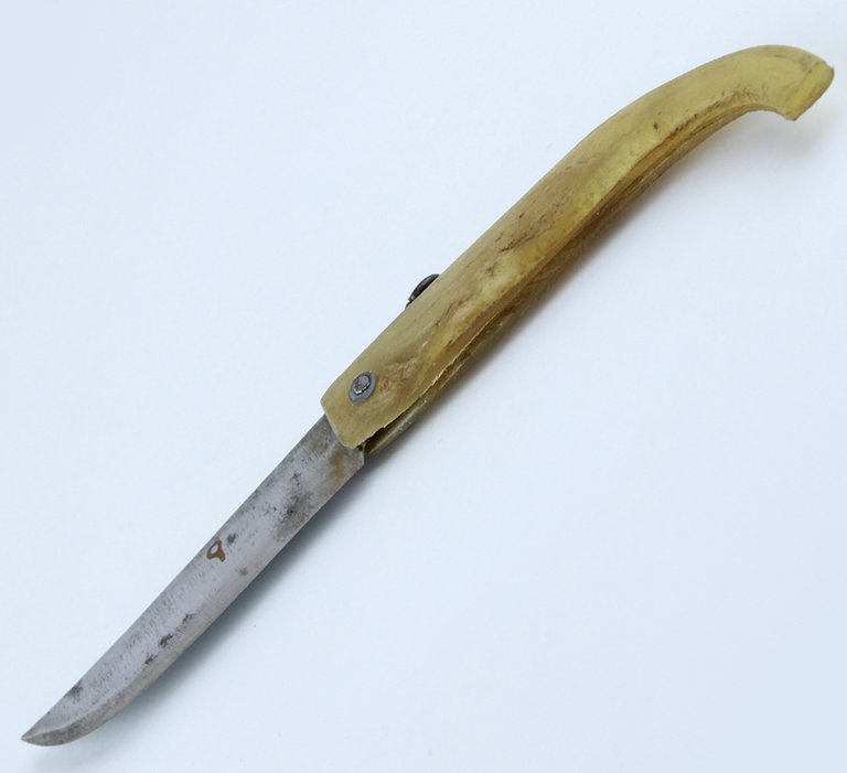 ANTICO COLTELLO SERRAMANICO IN FERRO, MANICO IN CORNO, cm 18,5