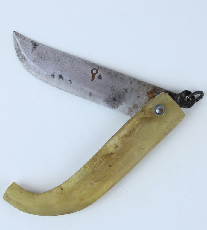 ANTICO COLTELLO SERRAMANICO IN FERRO, MANICO IN CORNO, cm 18,5