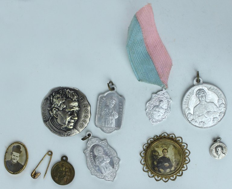 BEATO/SANTO GIOVANNI BOSCO: 9 antiche madagliette religiose oggettini ricordo