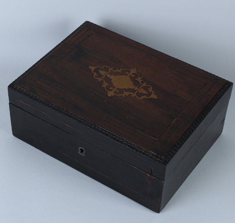 COFANETTO - PORTAGIOELLI VINTAGE CON COPERCHIO INTARSIATO.