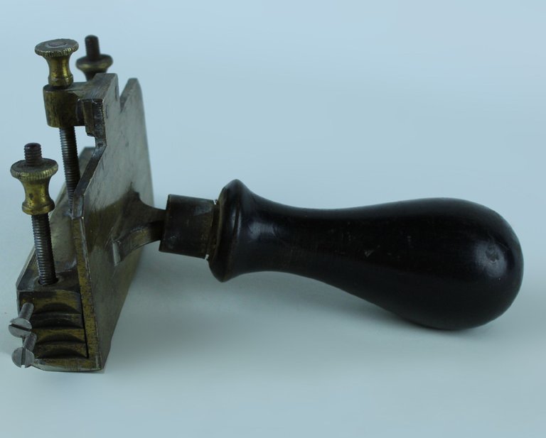 COMPOSITOIO PER LEGATORIA, ANTICO IN OTTONE MASSICCIO | Immagine Gallery 2