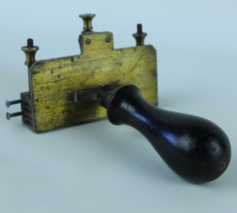 COMPOSITOIO PER LEGATORIA, ANTICO IN OTTONE MASSICCIO | Immagine Gallery 3