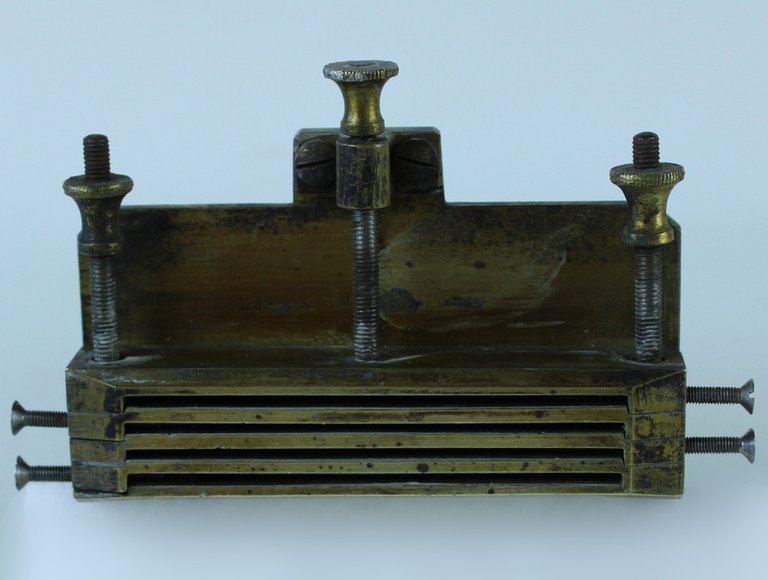 COMPOSITOIO PER LEGATORIA, ANTICO IN OTTONE MASSICCIO | Immagine Gallery 4