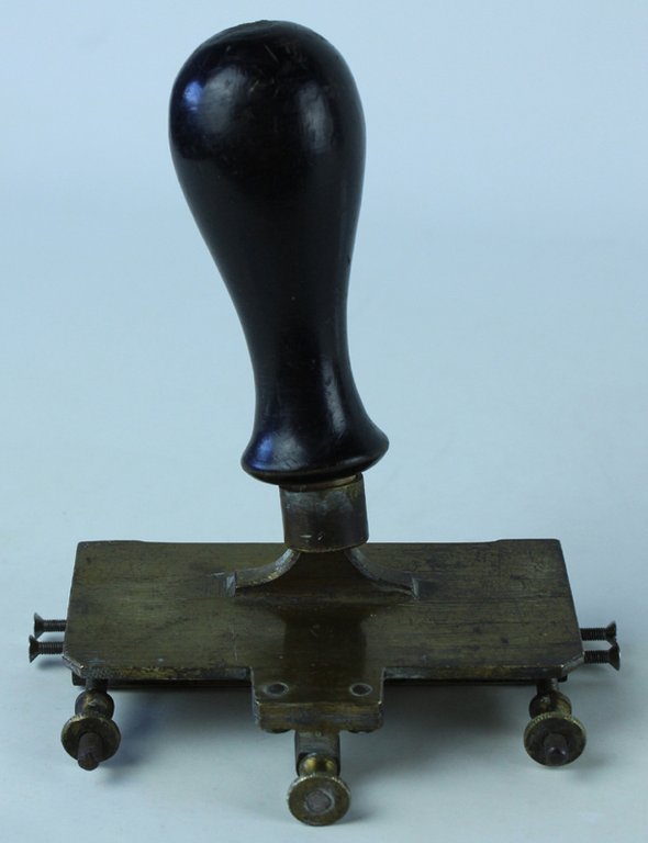 COMPOSITOIO PER LEGATORIA, ANTICO IN OTTONE MASSICCIO | Immagine Gallery 5