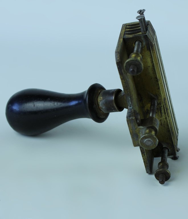 COMPOSITOIO PER LEGATORIA, ANTICO IN OTTONE MASSICCIO | Immagine Gallery 6