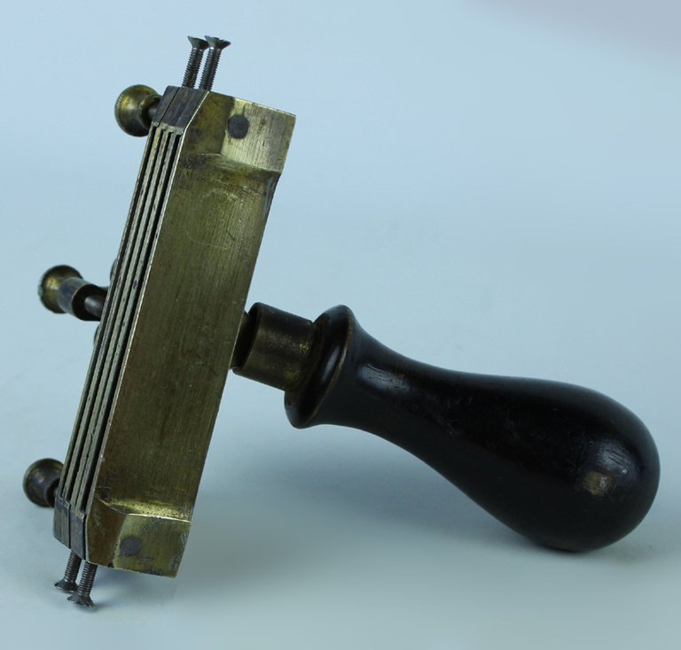 COMPOSITOIO PER LEGATORIA, ANTICO IN OTTONE MASSICCIO | Immagine Gallery 7