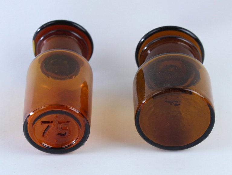 DUE ANTICHE BOCCETTE IN VETRO AMBRA con tappi smerigliati. | Immagine Gallery 6