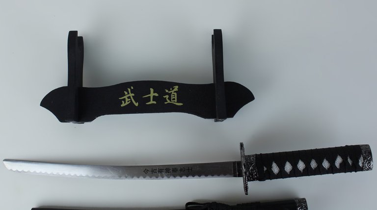 KATANA DA TAVOLO CON SUPPORTO (legno e acciaio)