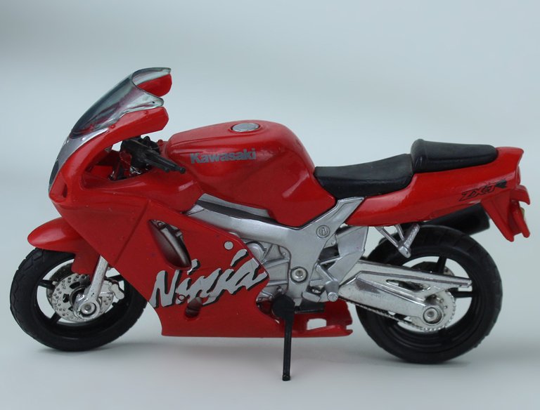 KAWASAKI NINJA ZX 7R MODELLINO MAISTO scala 1:18 lunghezza cm …