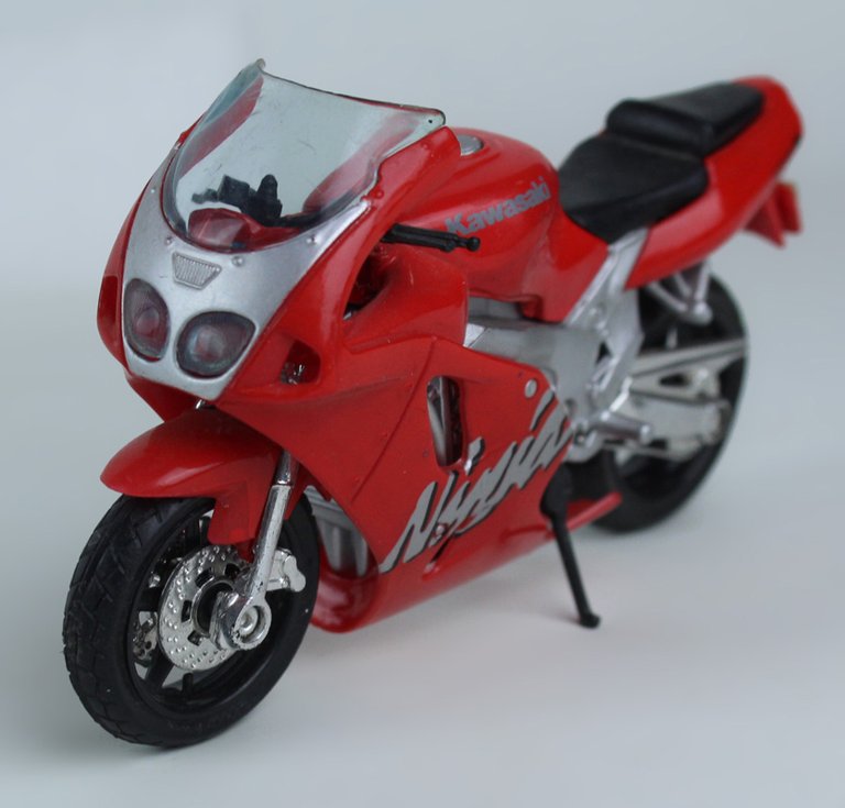 KAWASAKI NINJA ZX 7R MODELLINO MAISTO scala 1:18 lunghezza cm …