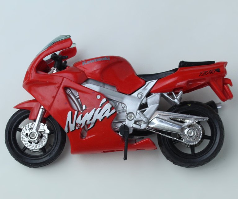 KAWASAKI NINJA ZX 7R MODELLINO MAISTO scala 1:18 lunghezza cm …