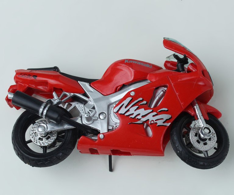 KAWASAKI NINJA ZX 7R MODELLINO MAISTO scala 1:18 lunghezza cm …
