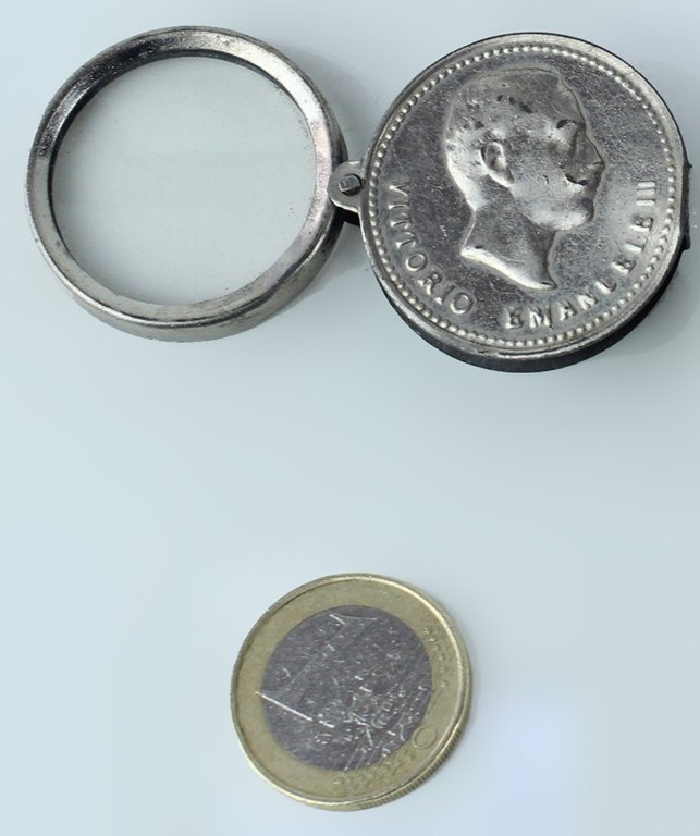 LENTE D'INGRANDIMENTO CON COPERCHIO A FORMA DI MONETA PRIMO '900