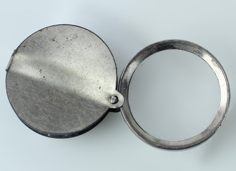 LENTE D'INGRANDIMENTO CON COPERCHIO A FORMA DI MONETA PRIMO '900