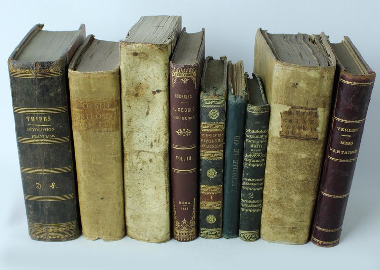 LIBRI ANTICHI delizioso lotto di 9 volumi con pregiate legature. …