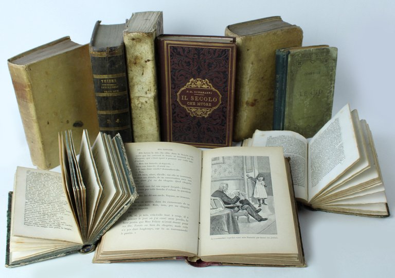 LIBRI ANTICHI delizioso lotto di 9 volumi con pregiate legature. …