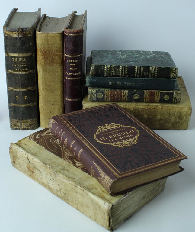 LIBRI ANTICHI delizioso lotto di 9 volumi con pregiate legature. …