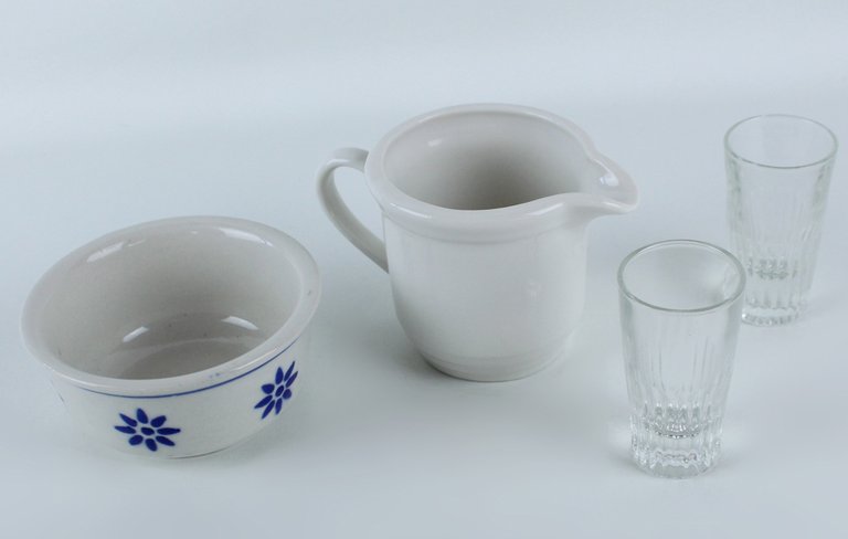 LOTTO 4 OGGETTI VINTAGE: 2 BICCHIERINI LIQUORE + BRICCO + …