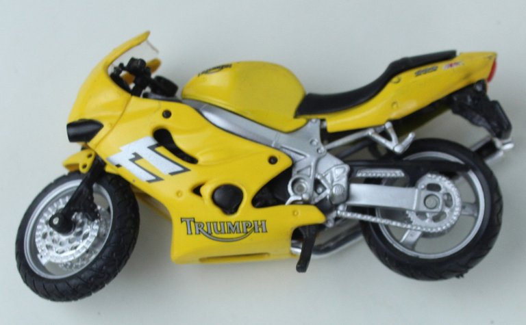 MOTO TRIUMPH 600 MODELLINO MAISTO scala 1:18 lunghezza cm 12