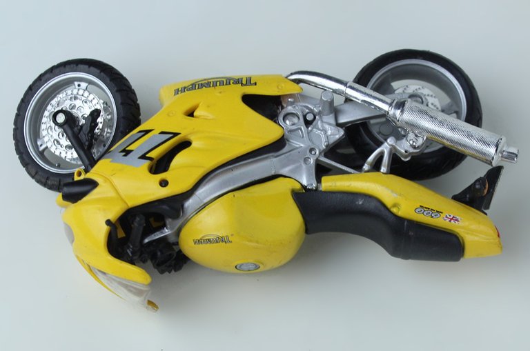 MOTO TRIUMPH 600 MODELLINO MAISTO scala 1:18 lunghezza cm 12