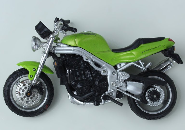 MOTO TRIUMPH RS 9551 SPEEDTRIPLE MODELLINO MAISTO scala 1:18 lunghezza …