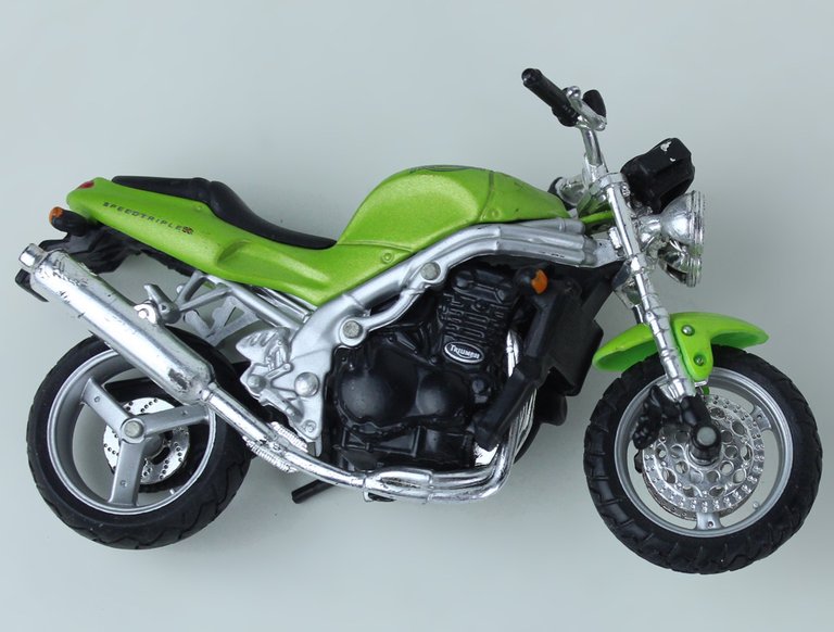 MOTO TRIUMPH RS 9551 SPEEDTRIPLE MODELLINO MAISTO scala 1:18 lunghezza …