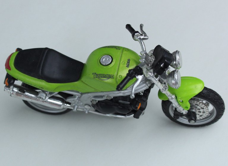 MOTO TRIUMPH RS 9551 SPEEDTRIPLE MODELLINO MAISTO scala 1:18 lunghezza …