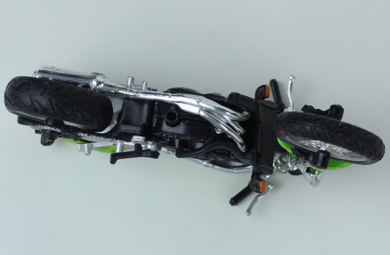 MOTO TRIUMPH RS 9551 SPEEDTRIPLE MODELLINO MAISTO scala 1:18 lunghezza …