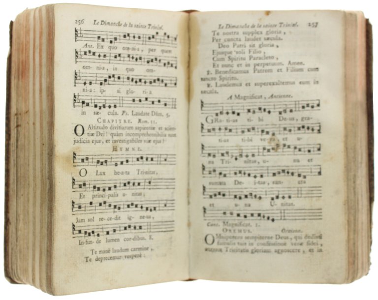 NOUVEAU VESPERAL ROMAIN POUR LES DIMANCHES ET FETES DE L'ANNEE; …