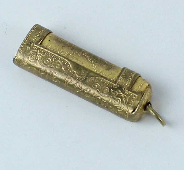 POCKET PIN CASE: ANTICO ASTUCCIO TASCABILE PER AGHI. | Immagine Gallery 2