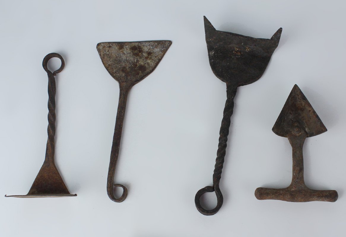 QUATTRO ANTICHI RASCHIETTI, IN FERRO FORGIATO A MANO