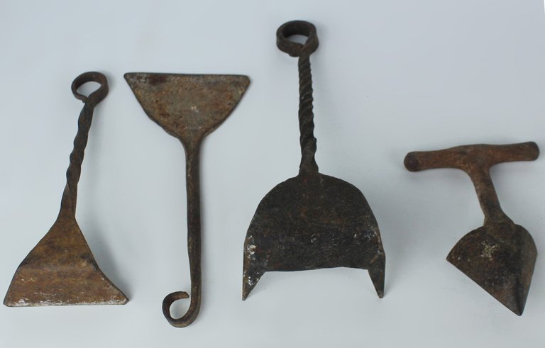 QUATTRO ANTICHI RASCHIETTI, IN FERRO FORGIATO A MANO