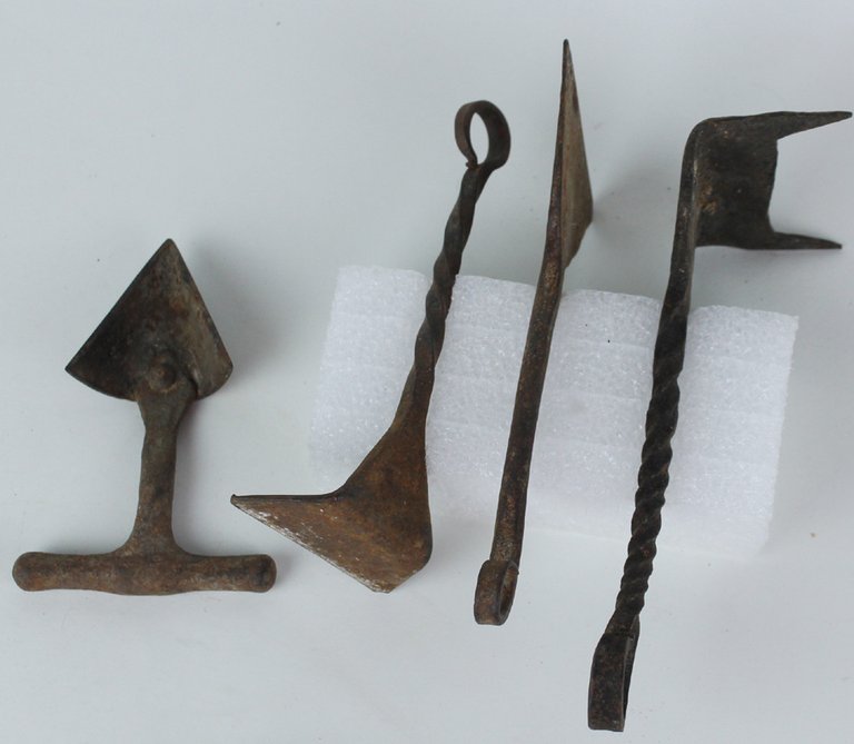 QUATTRO ANTICHI RASCHIETTI, IN FERRO FORGIATO A MANO